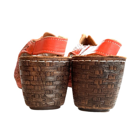 La Pinta Magic Medallion Sandals - Picture 3 of 8